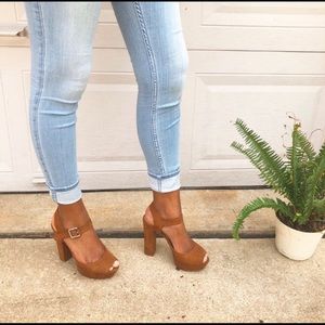 BROWN SUEDE OPEN-TOED CHUNKY HEELS